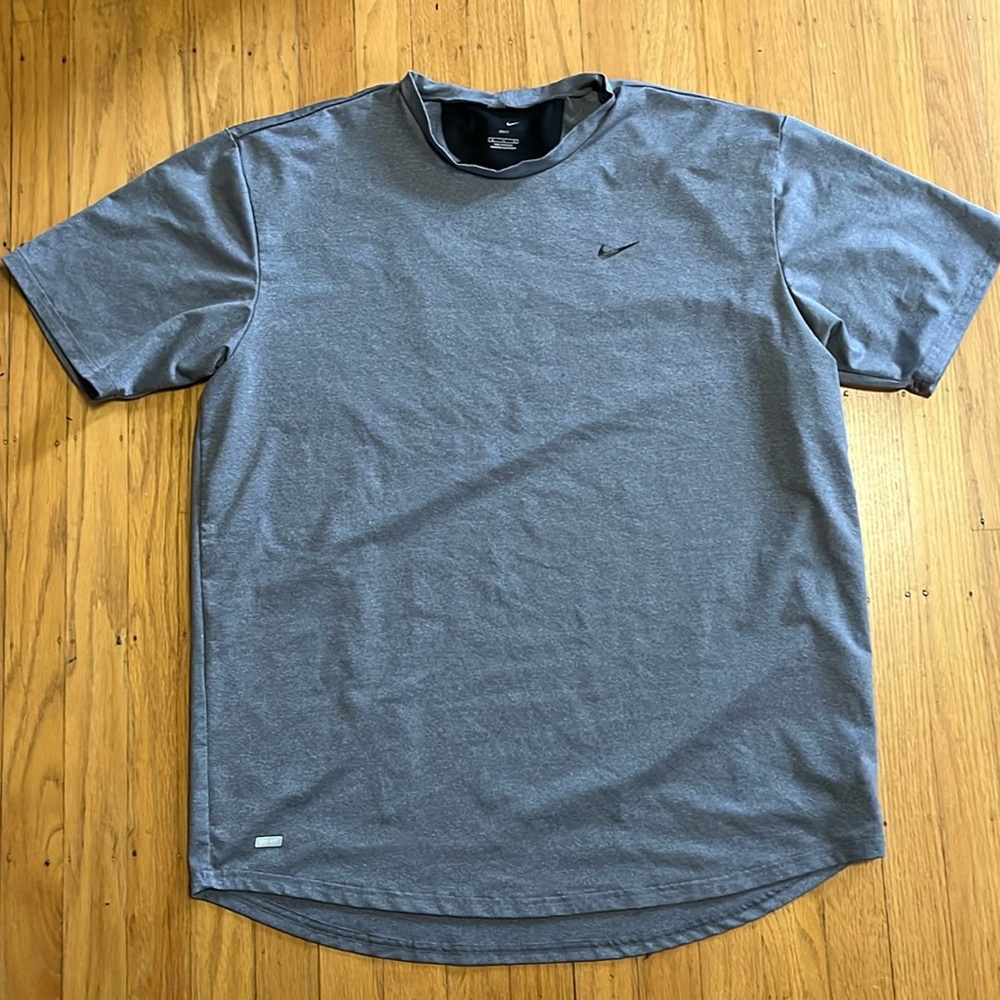 Men’s NIKE XL Dri-fit Gray Short sleeve Shirt EUC